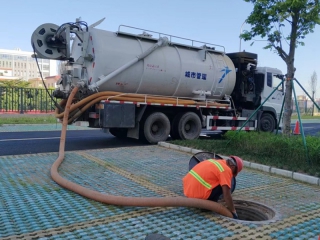 大車清理污水池2