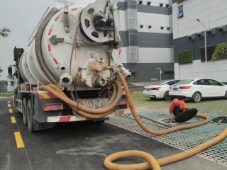 大車清理污水池3
