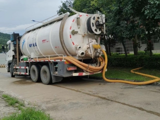 學(xué)校大車清理化糞池1
